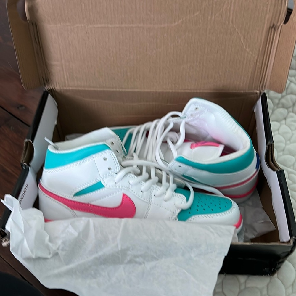 Nike high tops NWT! Adorable color scheme! AirJordan 4 retro